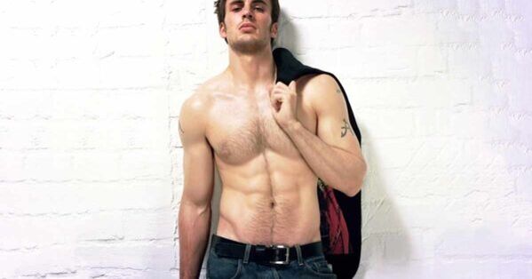 Lalaki anu pangperangan sareng sirit anu dirobih